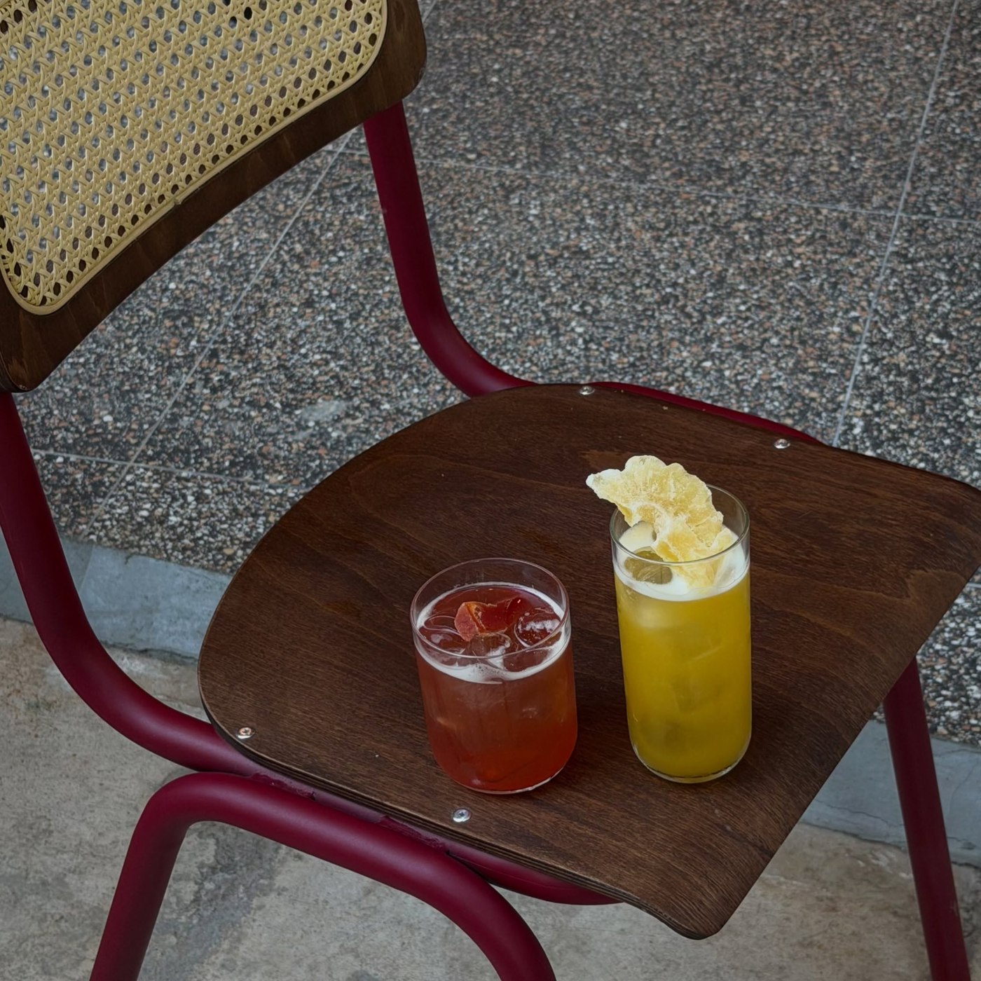 Δύο cocktails σε μπορντό καρέκλα
